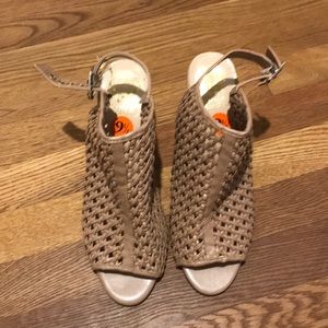 Vince Camuto High heels NWT